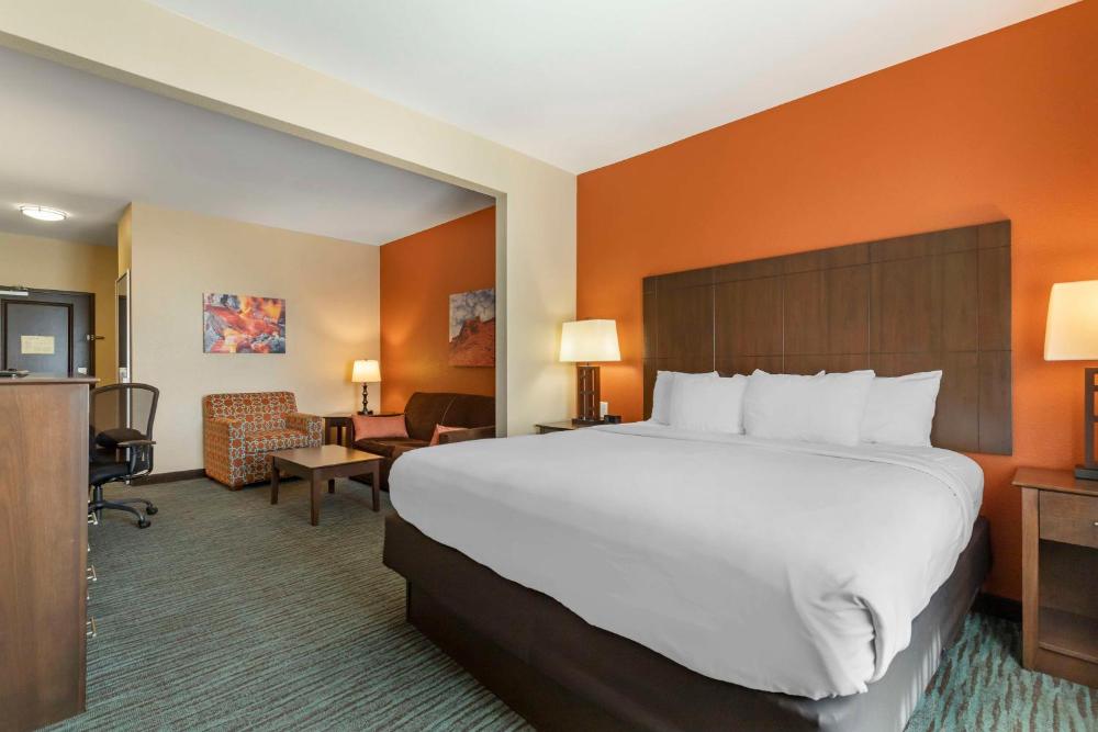 King Suite with Sofa Bed - Non-Smoking interior